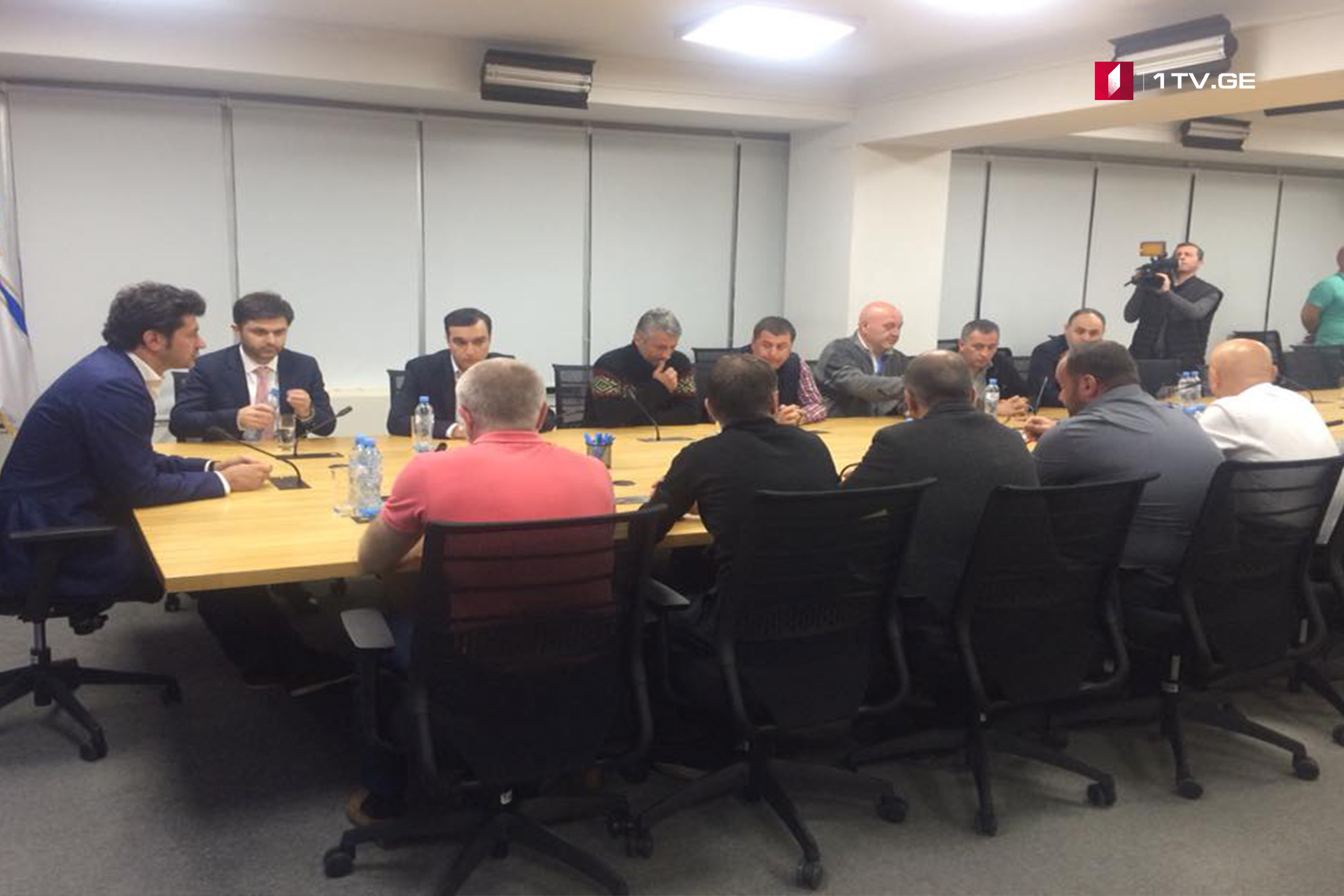 თბილისის მერიაში მემანქანეებთან შეხვედრა კონკრეტული შედეგის გარეშე დასრულდა, შეხვედრა გლდანის დეპოს ტერიტორიაზე გაგრძელდება