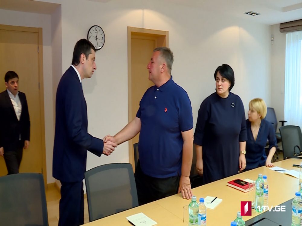 გიორგი გახარია ხორავას ქუჩაზე მოკლული ლევან დადუნაშვილის მამას შეხვდა [ვიდეო]