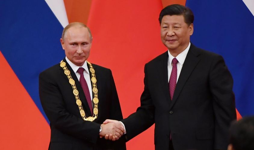 Китайский лидер вручил находящемуся в Пекине с визитом Владимиру Путину орден Дружбы Китая