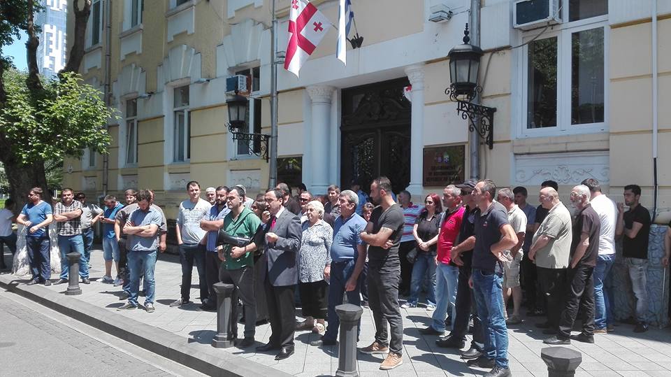 აჭარაში მძღოლები ჩამორთმეული სატვირთო ავტომანქანების დაბრუნებას ითხოვენ