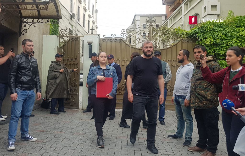 მეუღლე მძიმე ემოციურ მდგომარეობაშია და არ მინდა, ახლა ვისაუბრო – ზაზა სარალიძემ პატრიარქთან შეხვედრის შესახებ კომენტარი არ გააკეთა [ვიდეო]