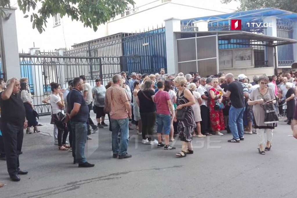 თბილისში, რუსეთის ვიზის აღების მსურველთა რიგში მდგომებს შორის დაპირისპირებაა