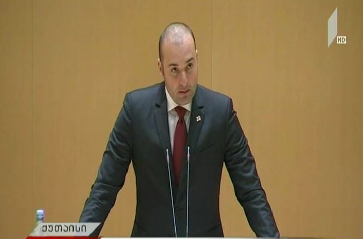 მთავრობისთვის ნდობის გამოცხადების საკითხზე პარლამენტში რიგგარეშე სხდომა გრძელდება