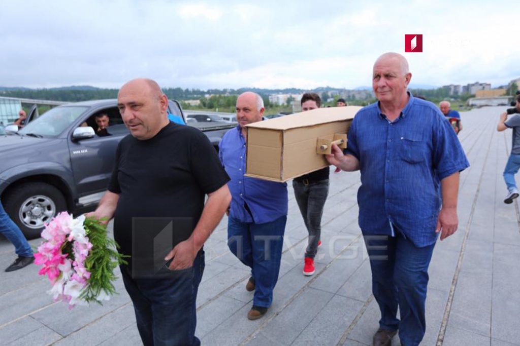 გოგი წულაიამ თანაპარტიელებთან ერთად ქუთაისში, პარლამენტის შენობასთან აქცია-პერფორმანსი მოაწყო [ფოტო/ვიდეო]