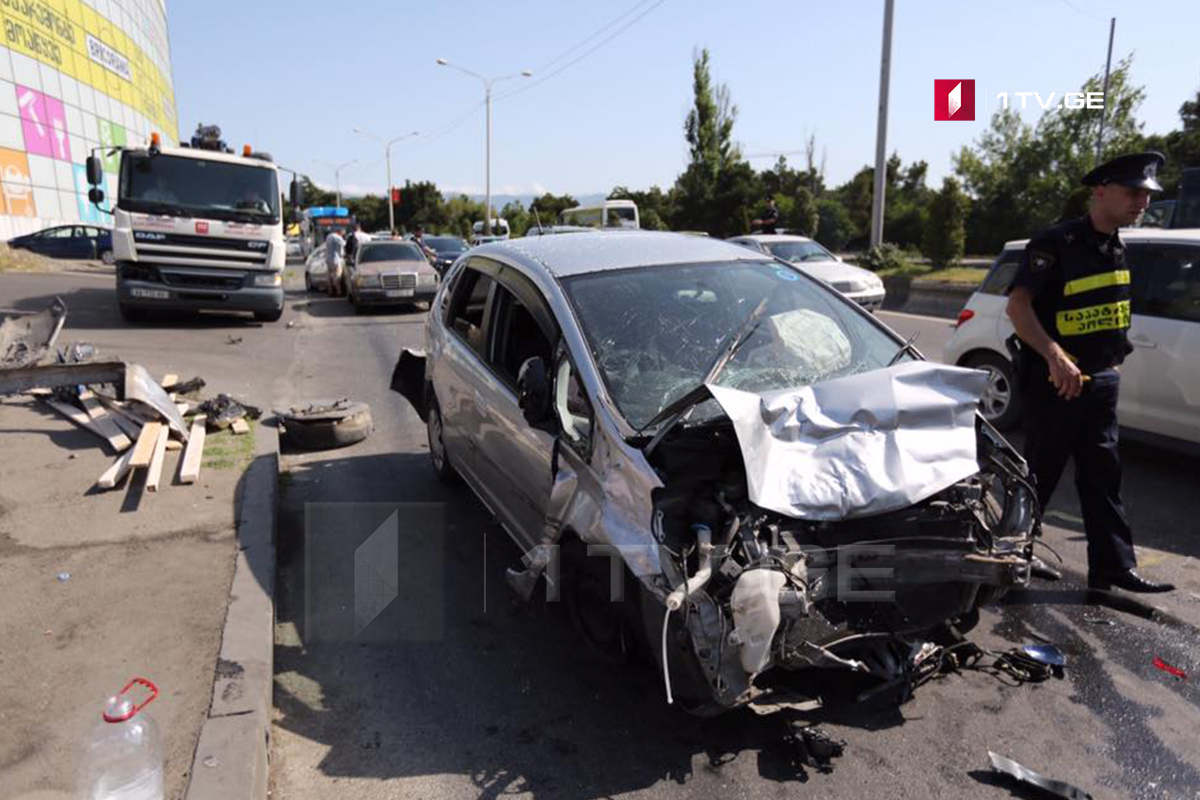 მარშალ გელოვანის გამზირზე ერთმანეთს რამდენიმე ავტომობილი შეეჯახა