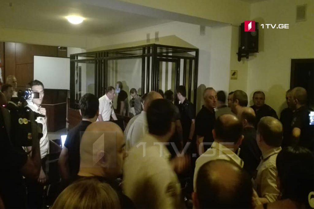 „ქურდულ სამყაროსთან“ კავშირში ერთ-ერთი ბრალდებული სასამართლო პროცესზე ცუდად გახდა, რის გამოც პროცესი რამდენიმე წუთით შეწყდა