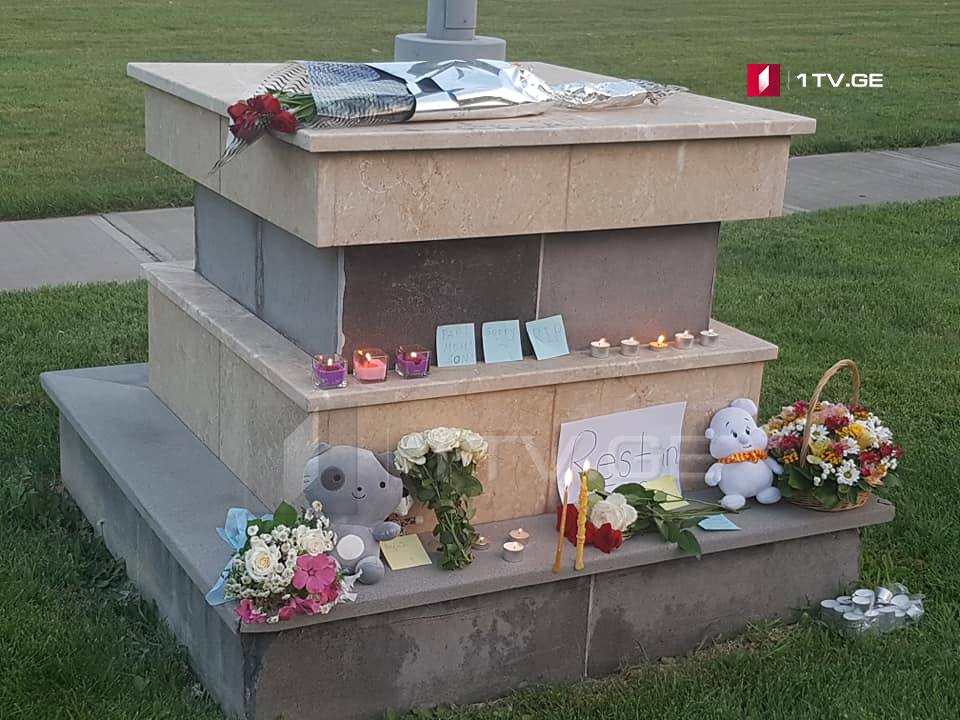 People brought flowers and candles at the US embassy 