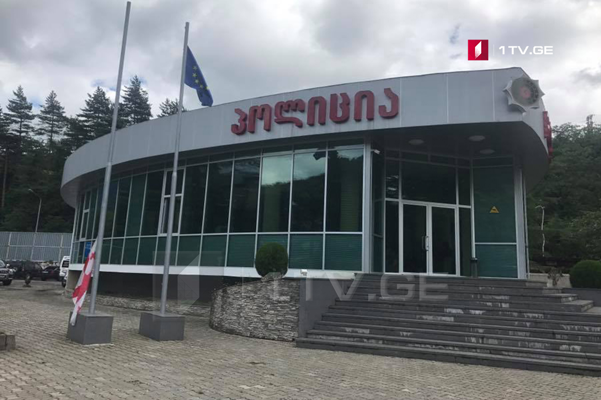 ტყიბულში საჯარო დაწესებულებებთან დროშები დაუშვეს