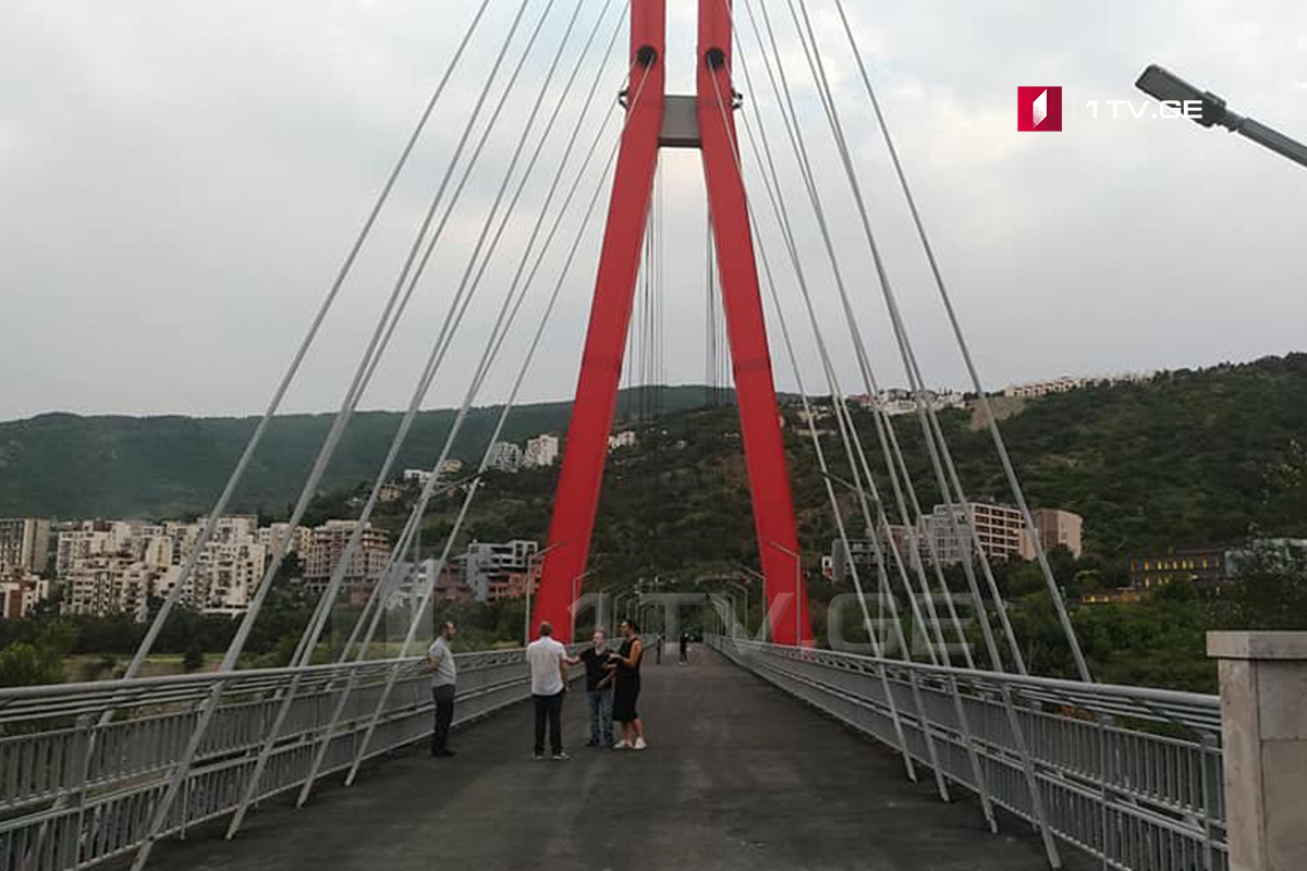 უნივერსიტეტის მაღლივ კორპუსთან საფეხმავლო ხიდის რეაბილიტაცია დასრულდა
