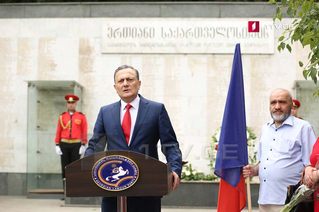 შალვა ნათელაშვილმა ომში დაღუპული გმირების მემორიალი გვირგვინით შეამკო 