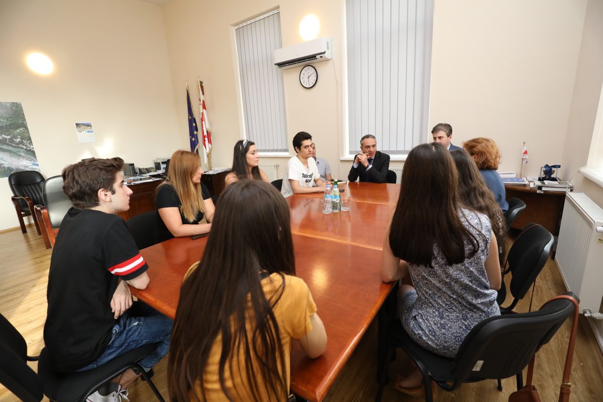 განათლების მინისტრი შეხვდა აბიტურიენტებს, რომლებმაც პირველ ნომრად IBSU მიუთითეს
