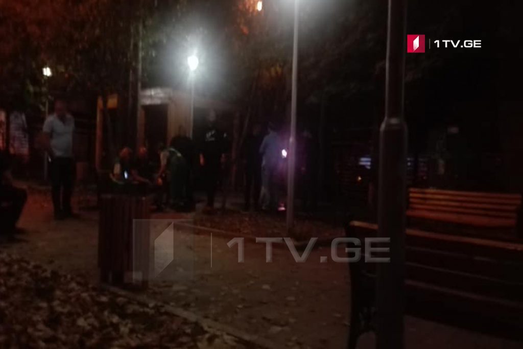 დოლიძის ქუჩაზე, მკვლელობის ადგილზე გამომძიებლები მუშაობენ