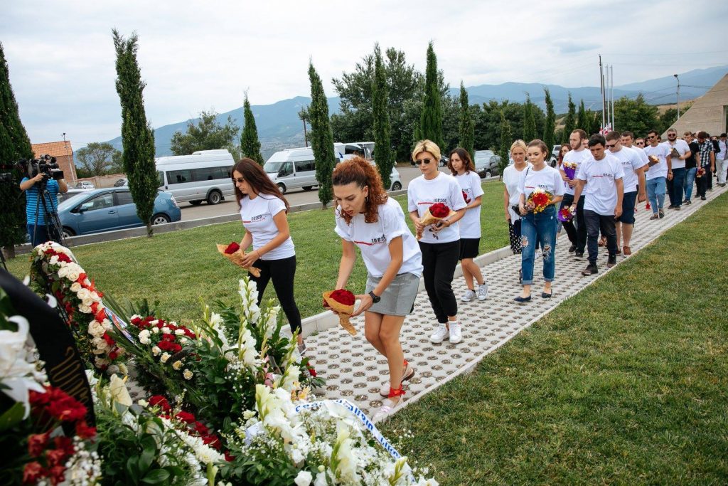 „ქართული ოცნების“ ახალგაზრდული ორგანიზაციის წევრებმა  აგვისტოს ომში დაღუპული გმირების ხსოვნას პატივი მიაგო