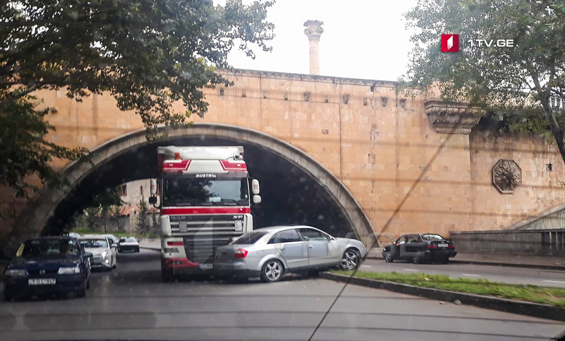 თბილისში, დიდუბის ხიდთან ერთმანეთს სატვირთო და მსუბუქი ავტომობილი შეეჯახა