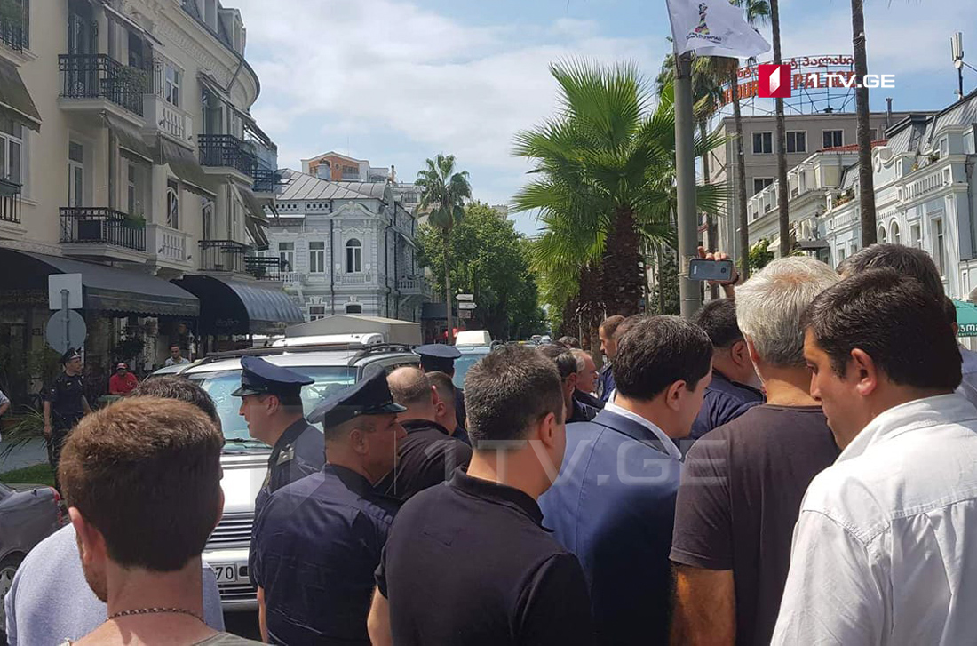 ბათუმში, ქობულეთის რამდენიმე სოფლის მოსახლეობამ რუსთაველის ქუჩა გადაკეტა [ვიდეო]