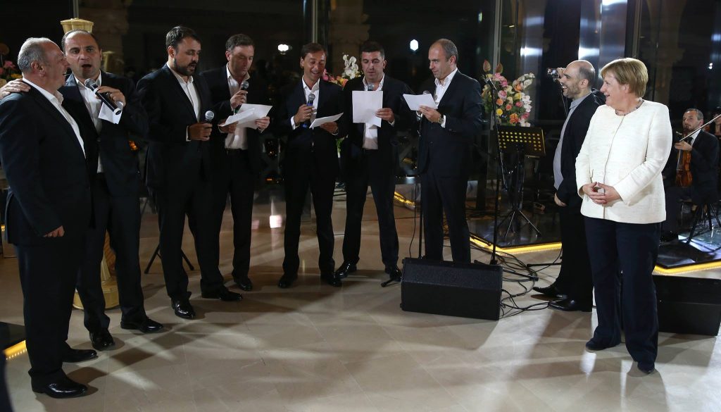 ანსამბლმა „შვიდკაცამ“ ანგელა მერკელისთვის გერმანული სიმღერა შეასრულა [ვიდეო]
