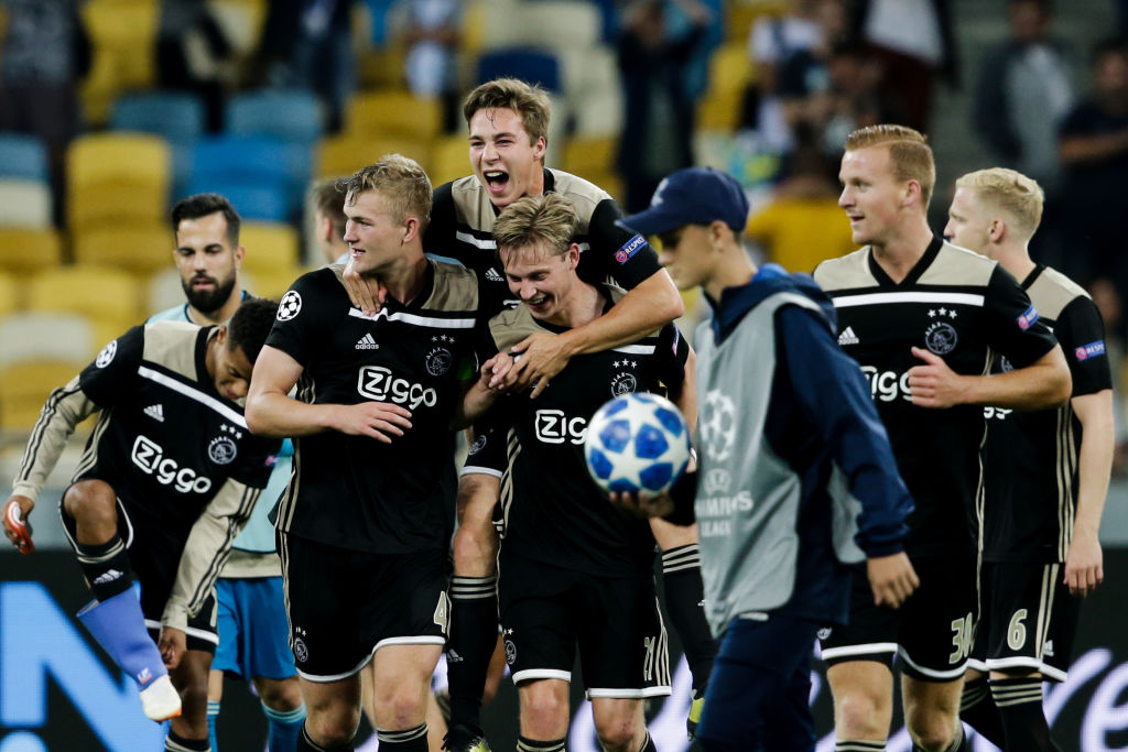 KIEV, UKRAINE – AUGUST 28: (L-R) Matthijs de Ligt of Ajax, Carel Eiting of Ajax, Frenkie de Jong of Ajax, Dani de Wit of Ajax, celebrate the victory after the game during the UEFA Champions League  match between Dinamo Kiev v Ajax at the NSK Olimpiejsky on August 28, 2018 in Kiev Ukraine (Photo by Erwin Spek/Soccrates/Getty Images)