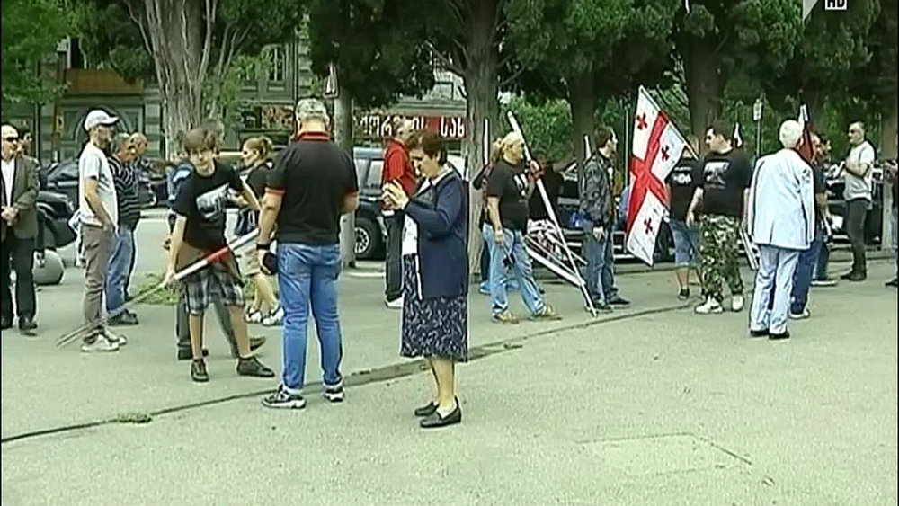 მუშტაიდის პარკთან ახალგაზრდების ჯგუფი იკრიბება