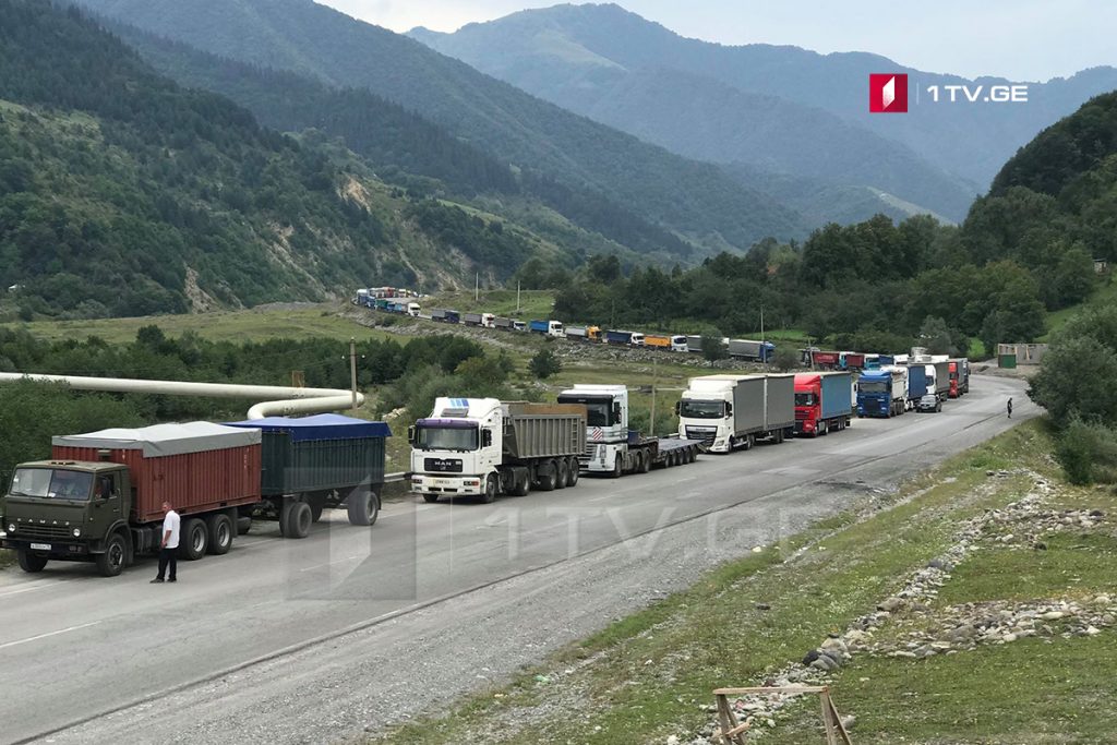სოფელ მლეთასთან ასობით სატვირთო ავტომობილია გაჩერებული [ფოტო]