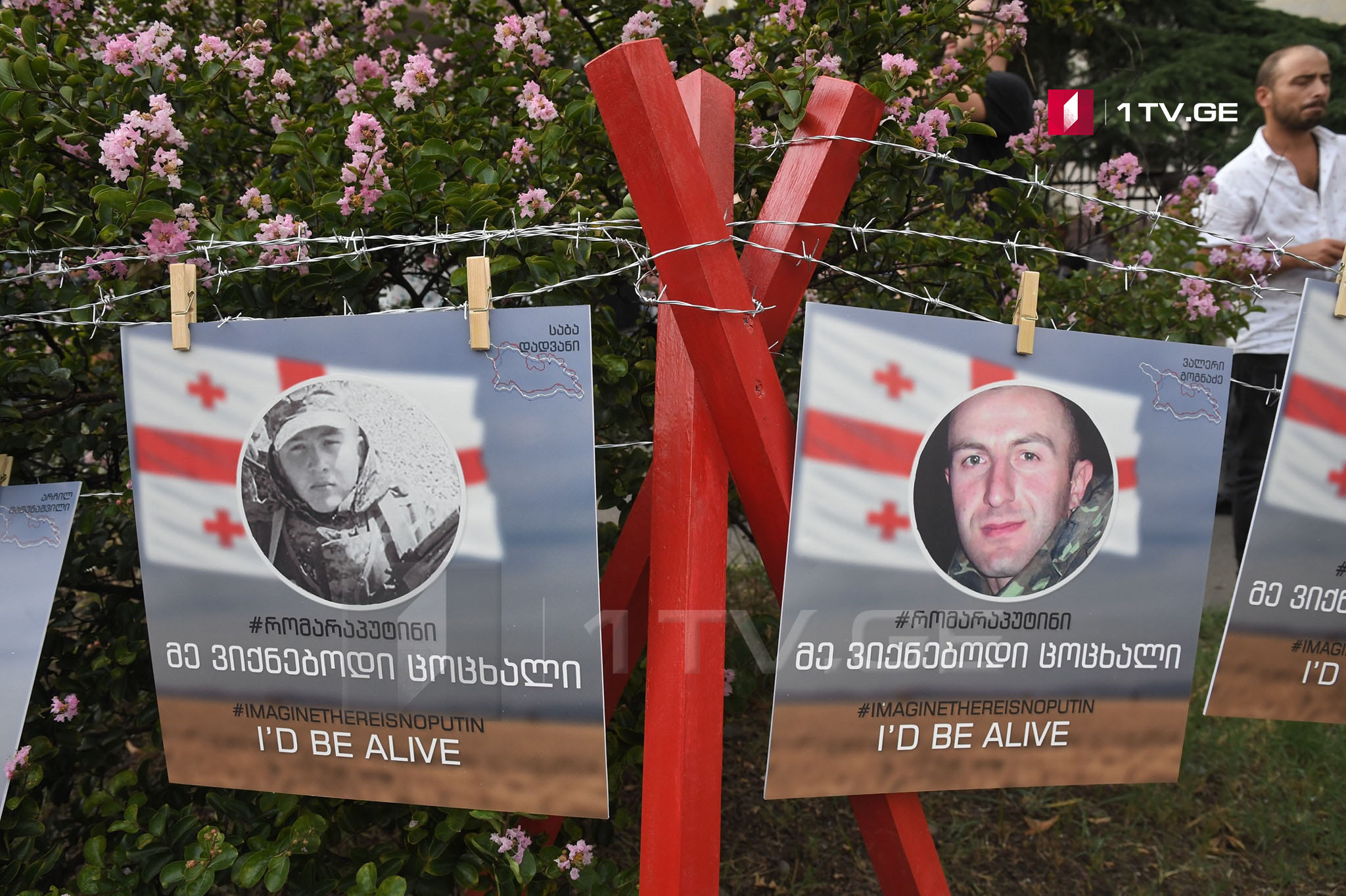 თბილისში, რუსეთის ყოფილ საელჩოსთან აგვისტოს ომის 10 წლისთავთან დაკავშირებით ახალგაზრდების აქცია მიმდინარეობს [ფოტო]