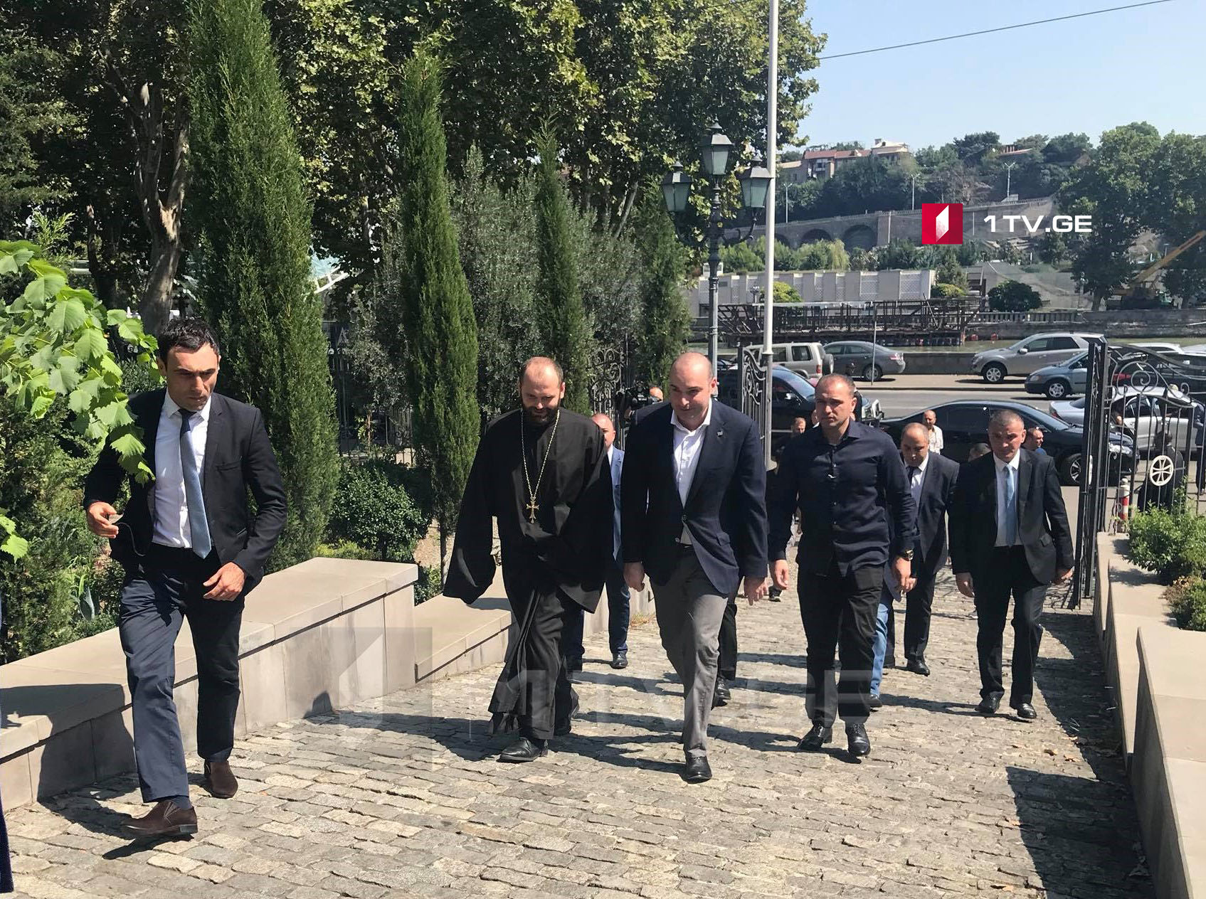 სიონის ტაძარში საზეიმო წირვას პრემიერ-მინისტრი მამუკა ბახტაძე და მთავრობის წევრები ესწრებიან