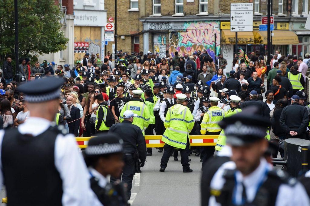 ლონდონში, ნოტინგ ჰილის კარნავალის ფარგლებში, პოლიციამ 395-ზე მეტი პირი დააკავა