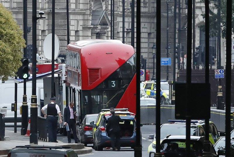 ლონდონის პოლიცია ბრიტანეთის პარლამენტთან მომხდარ ფაქტს ტერორისტულ ინციდენტად აფასებს