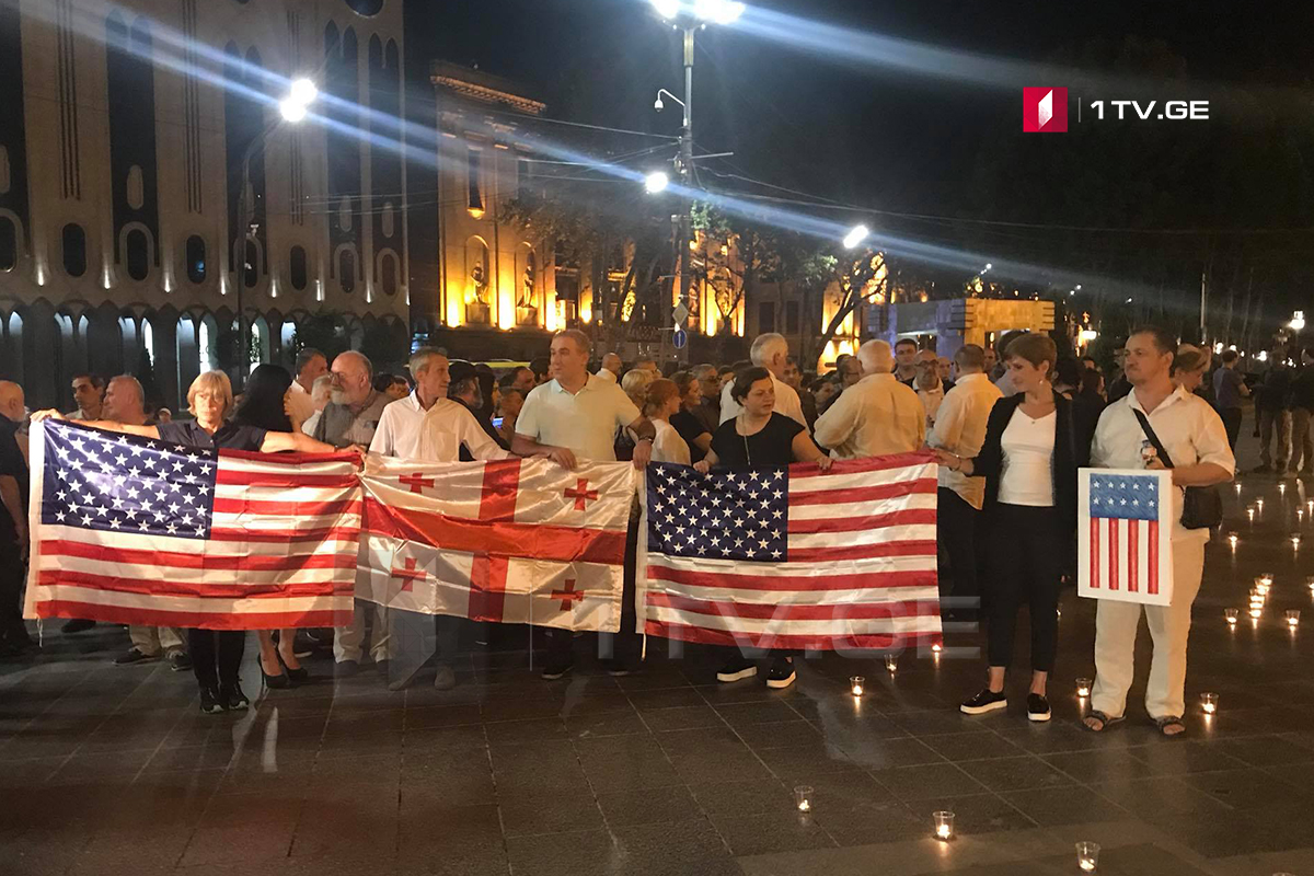 თბილისში, პარლამენტთან ოპოზიციის წარმომადგენლებმა და რიგითმა მოქალაქეებმა ჯონ მაკკეინის ხსოვნას პატივი მიაგეს