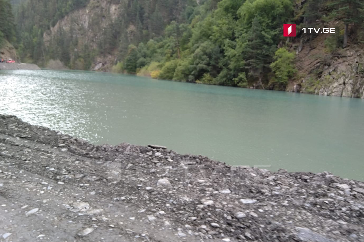 თუშეთისკენ მიმავალი საავტომობილო გზის ერთ მონაკვეთზე ქვა-ღორღის ჩამოშლის გამო, ოთხი ავტომობილია ჩარჩენილი