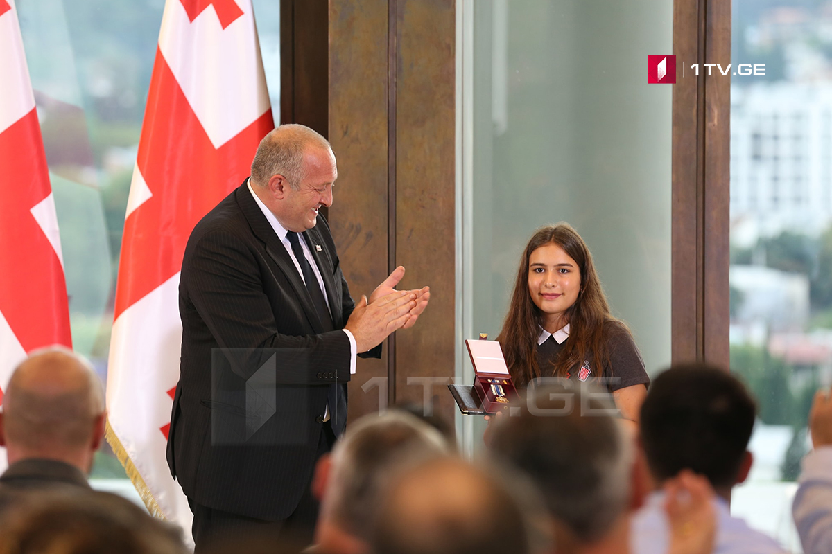აგვისტოს ომის დროს დაღუპულ ჟურნალისტებს საქართველოს პრეზიდენტმა ღირსების ორდენები მიანიჭა [ფოტო]