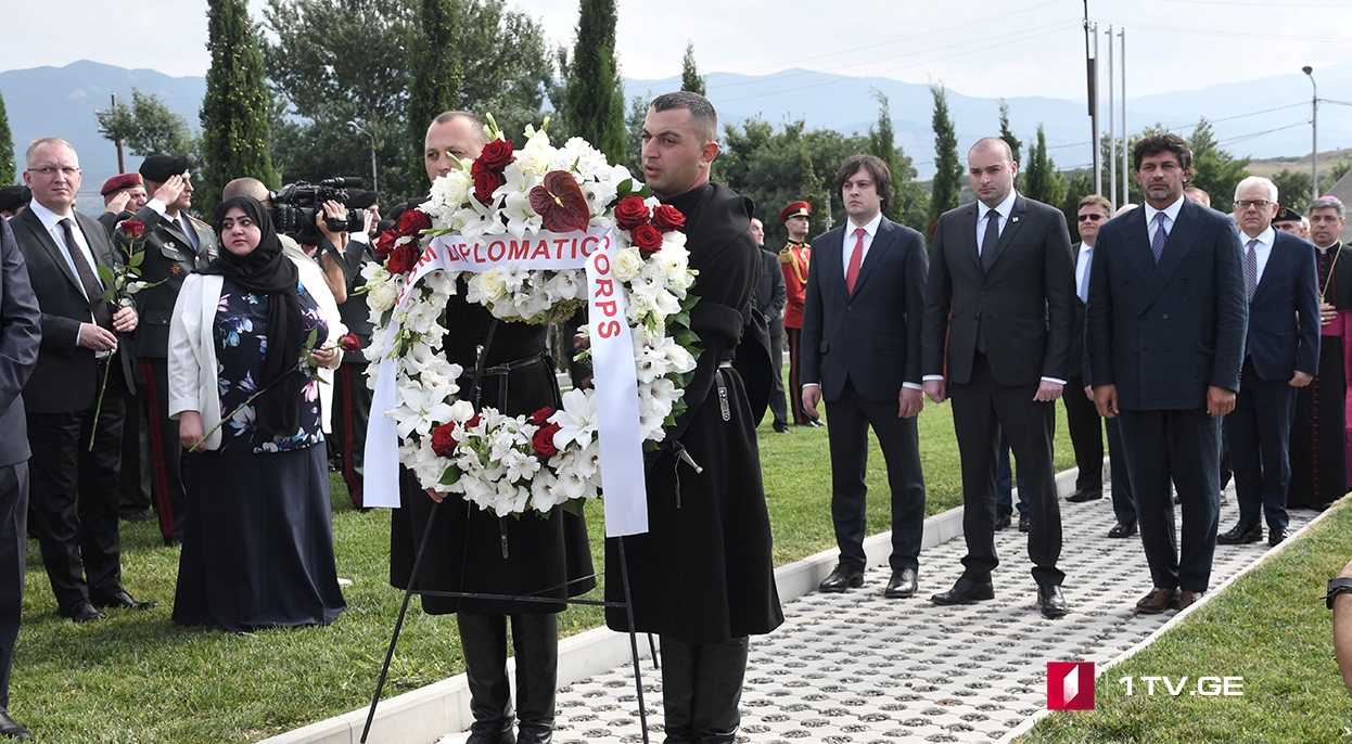 მუხათგვერდის სასაფლაოზე აგვისტოს ომში დაღუპულების ხსოვნას პატივი მიაგეს