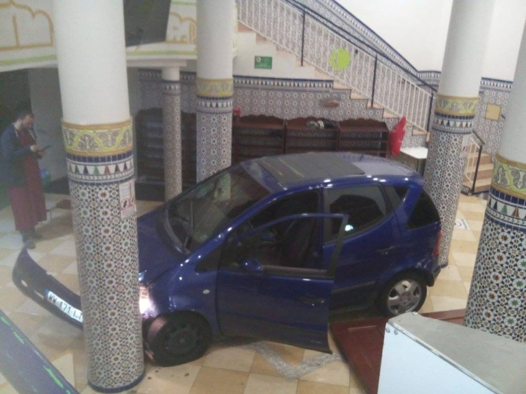 საფრანგეთის ქალაქ მონს-ან-ბარიოლში უცნობი პირი ავტომობილით მეჩეთში შეიჭრა