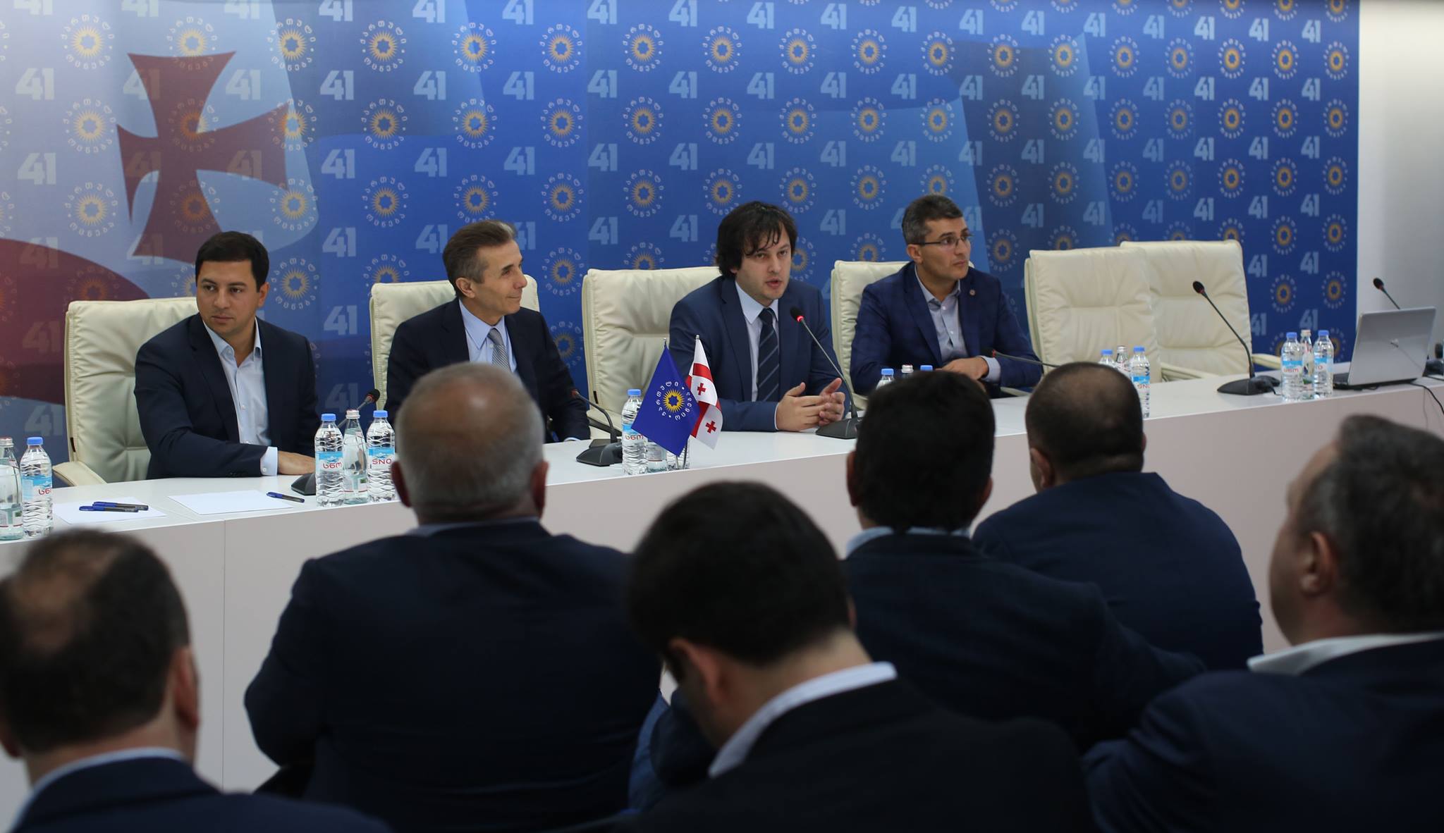 ფოტო და ვიდეოკადრები „ქართული ოცნების“ ოფისში გამართული უმრავლესობის სხდომიდან