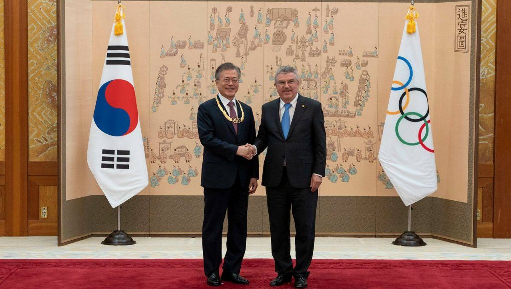 თომას ბახმა კორეის პრეზიდენტს საერთაშორისო ოლიმპიური კომიტეტის უმაღლესი ჯილდო - ოქროს ოლიმპიური ორდენი გადასცა