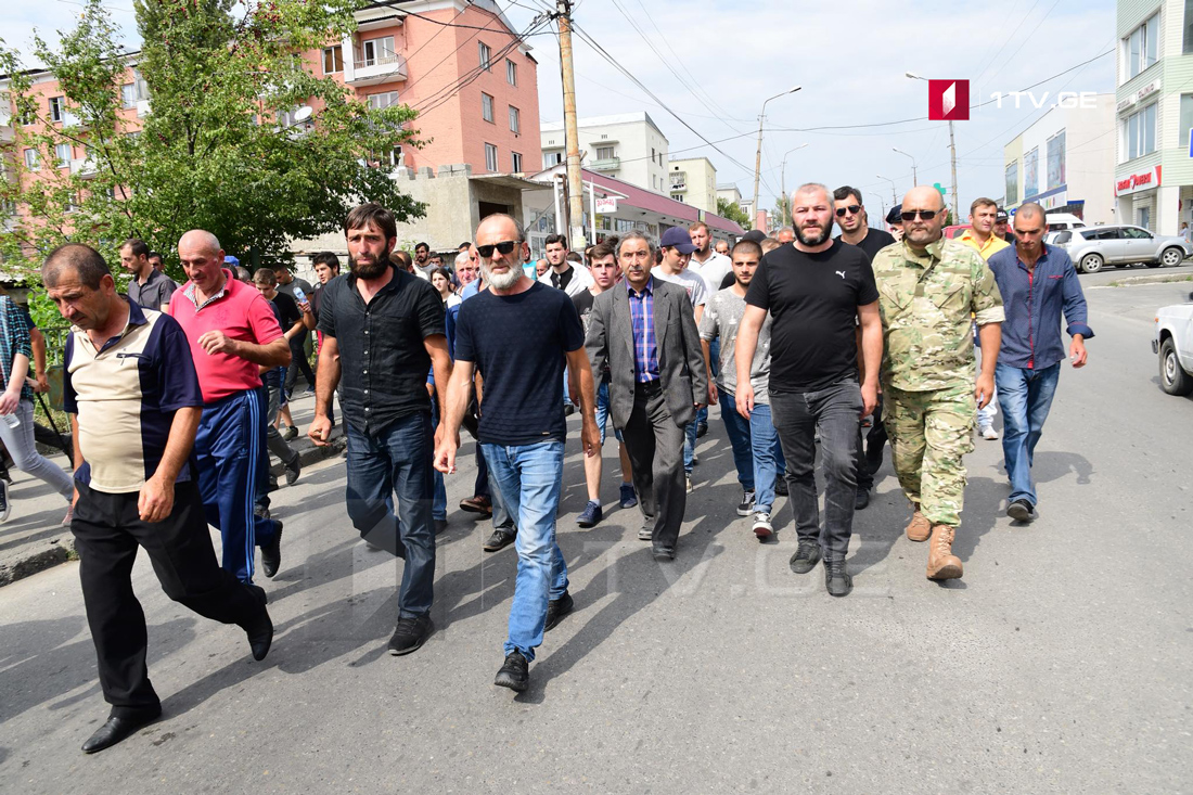 ცენტრალურ მაგისტრალთან გამართული აქციის მონაწილეები შიდა ქართლის სამხარეო ადმინისტრაციისკენ მსვლელობას მართავენ