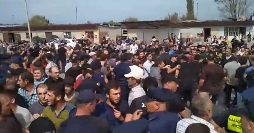 სოფელ ხელთუბნის მოსახლეობამ ცენტრალური ავტომაგისტრალი გადაკეტა [ვიდეო]