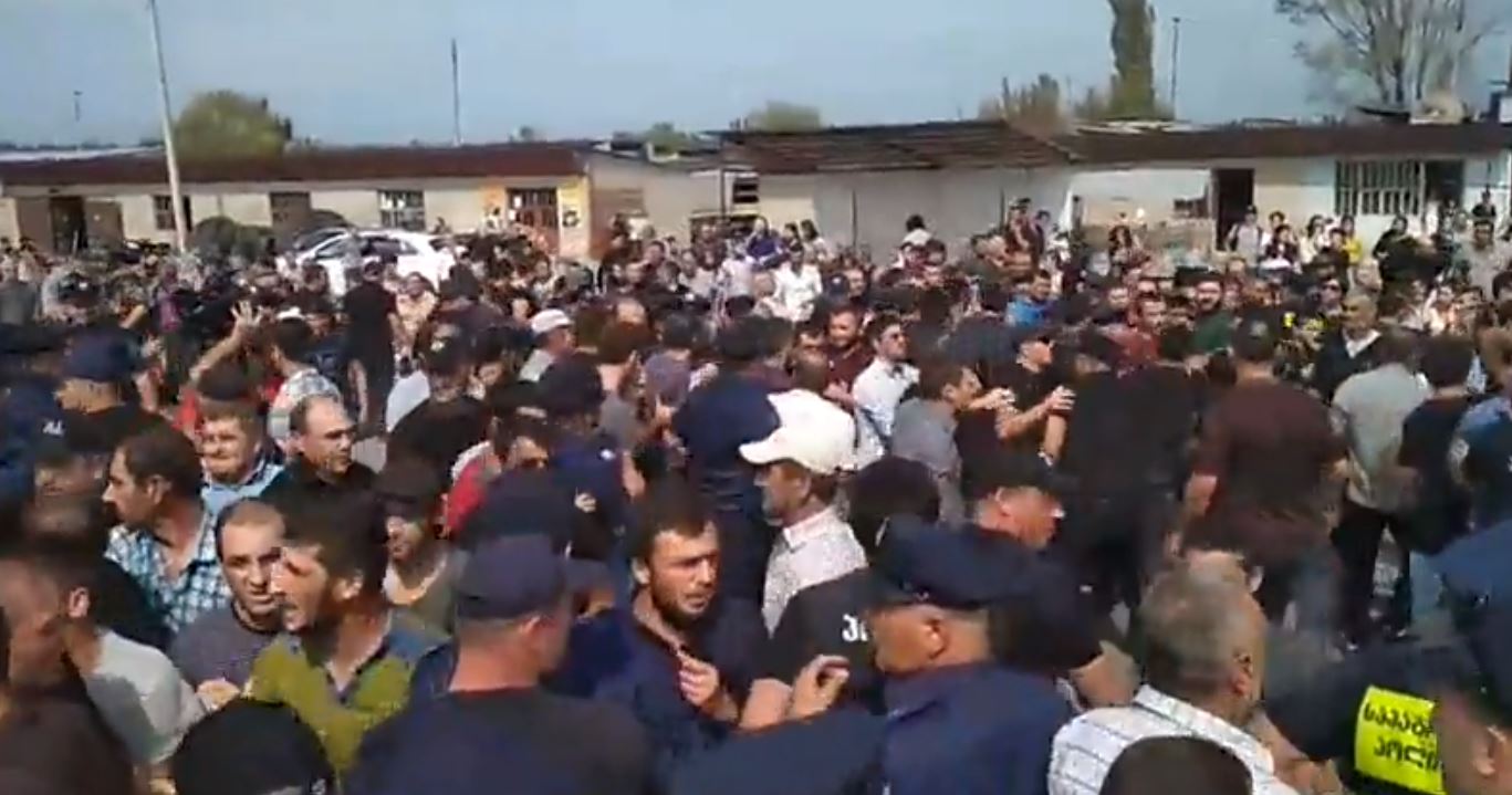 სოფელ ხელთუბნის მოსახლეობამ ცენტრალური ავტომაგისტრალი გადაკეტა [ვიდეო]