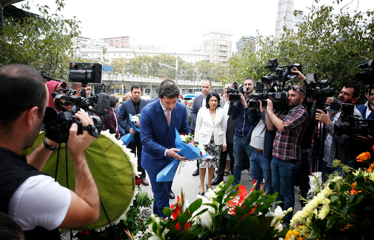 პოლიტიკოსებმა გმირთა მემორიალი ყვავილებით შეამკეს