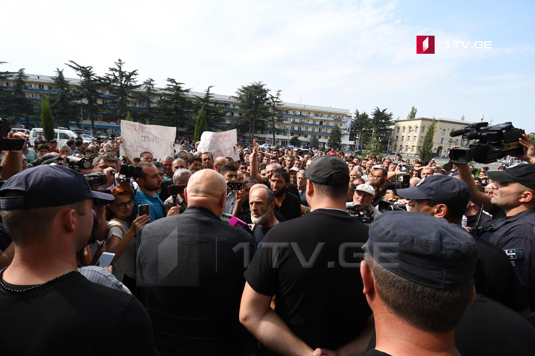 გორში მიმდინარე აქციაზე, საკრებულოს თავმჯდომარესა და აქციის მონაწილეებს შორის სიტყვიერი დაპირისპირება მოხდა [ვიდეო]