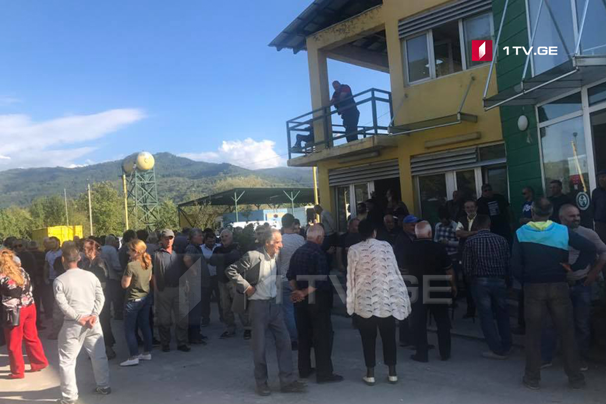 ამბროლაურის რვა სოფლის მოსახლეობა ყურძნის ჩაბარების ფასს აპროტესტებს