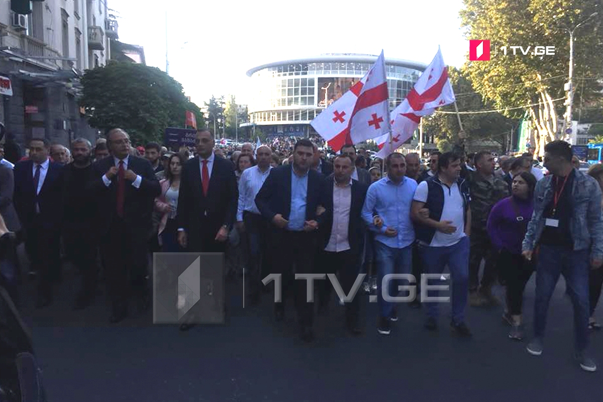 გრიგოლ ვაშაძე მალხაზ მაჩალიკაშვილთან და ზაზა სარალიძესთან ერთად მსვლელობას მართავს