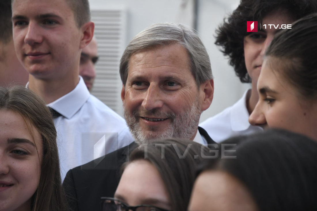 ევროკომისარი იოჰანეს ჰანი თბილისში „აღმოსავლეთ პარტნიორობის“ ევროპული სკოლის მოსწავლეებს ხვდება [ფოტო]