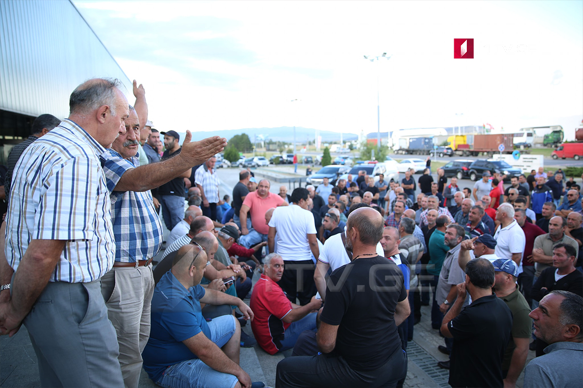 შემოსავლების სამსახური ხორბლის იმპორტიორებს, რომლებიც აქციებს მართავენ, დიალოგს სთავაზობს