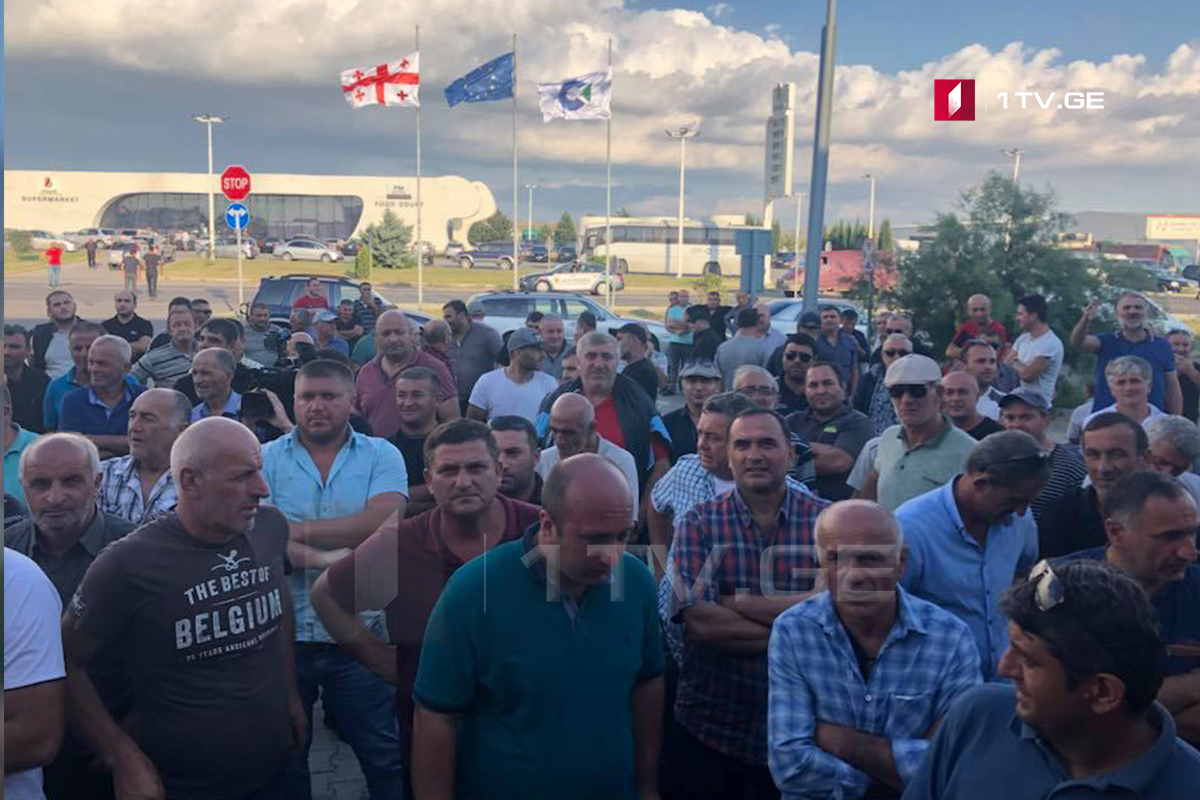 გეზ-თან შეკრებილი ხორბლის გადამზიდავები ხვალ ფინანსთა სამინისტროსთან მისვლას გეგმავენ