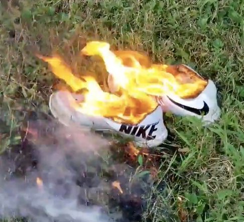 აშშ-ში Nike-ის პროდუქციას დემონსტრაციულად წვავენ [ფოტო, ვიდეო]