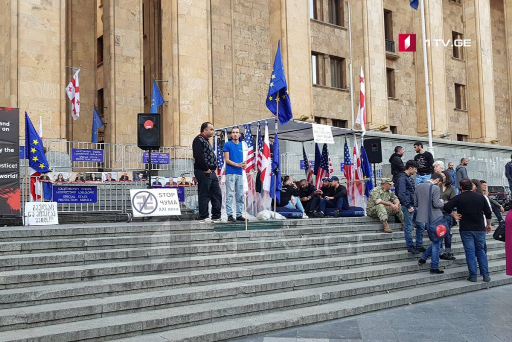 „ნაციონალური მოძრაობისა“ და „ძალა ერთობაშია“ ლიდერებმა პარლამენტის მიმდებარე ტერიტორია დატოვეს [ფოტო]