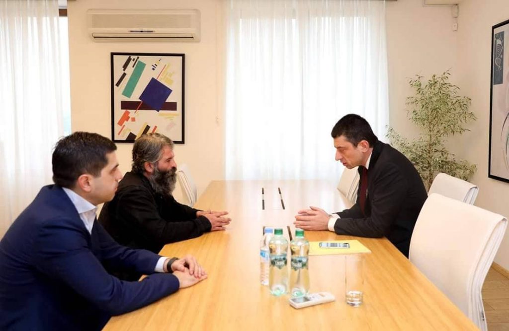 შსს გიორგი გახარიასა და თემქაზე მოკლული ანა ნაცვლიშვილის მამის შეხვედრის ვიდეომასალას ავრცელებს