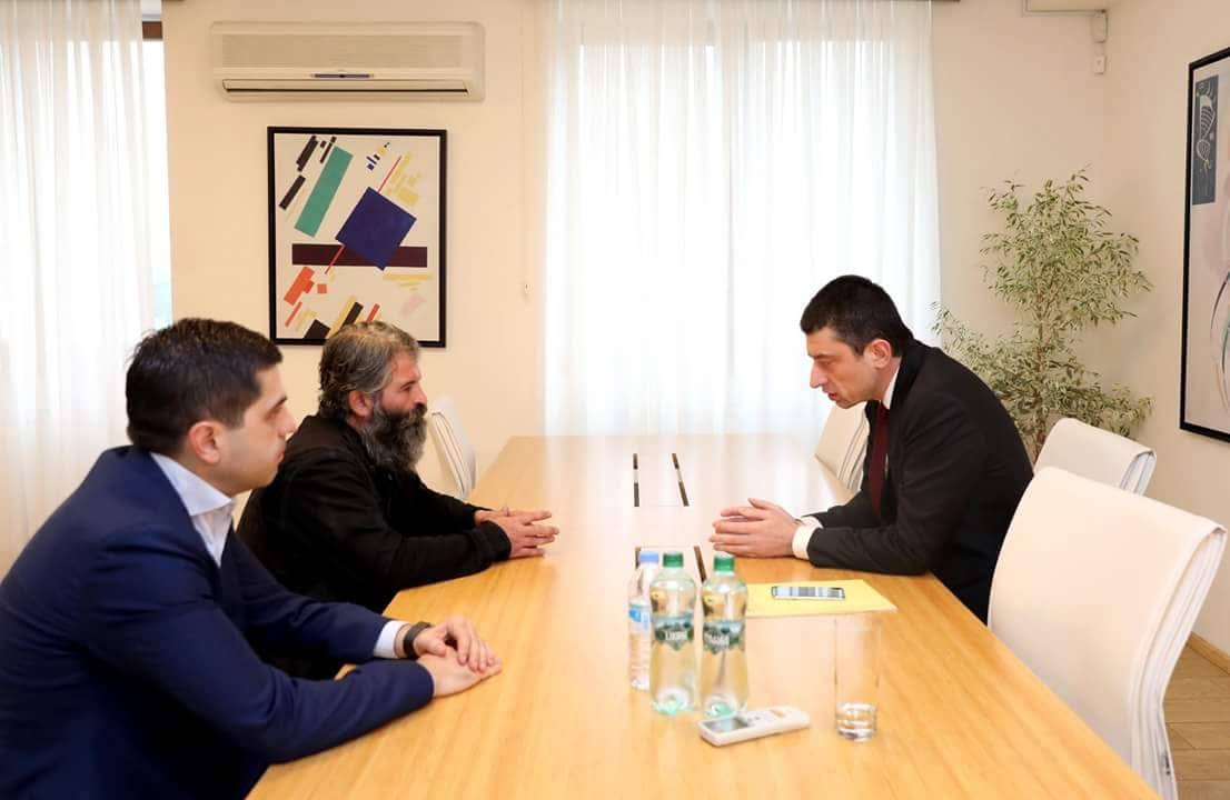 შსს გიორგი გახარიასა და თემქაზე მოკლული ანა ნაცვლიშვილის მამის შეხვედრის ვიდეომასალას ავრცელებს