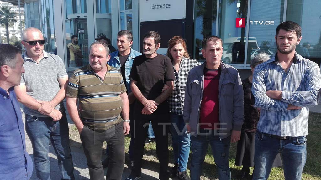 ქობულეთში მცხოვრები 150-მდე ადამიანი ამტკიცებს, რომ ერთ-ერთმა სტომატოლოგიურმა კლინიკამ  მოტყუებით უფასო მომსახურება შესთავაზა, კბილები ამოუღო და მომსახურება შეწყვიტა 