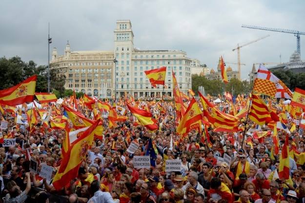 ესპანეთის ერთიანობის მოთხოვნით კატალონიის ქუჩებში ათასობით ადამიანი გამოვიდა